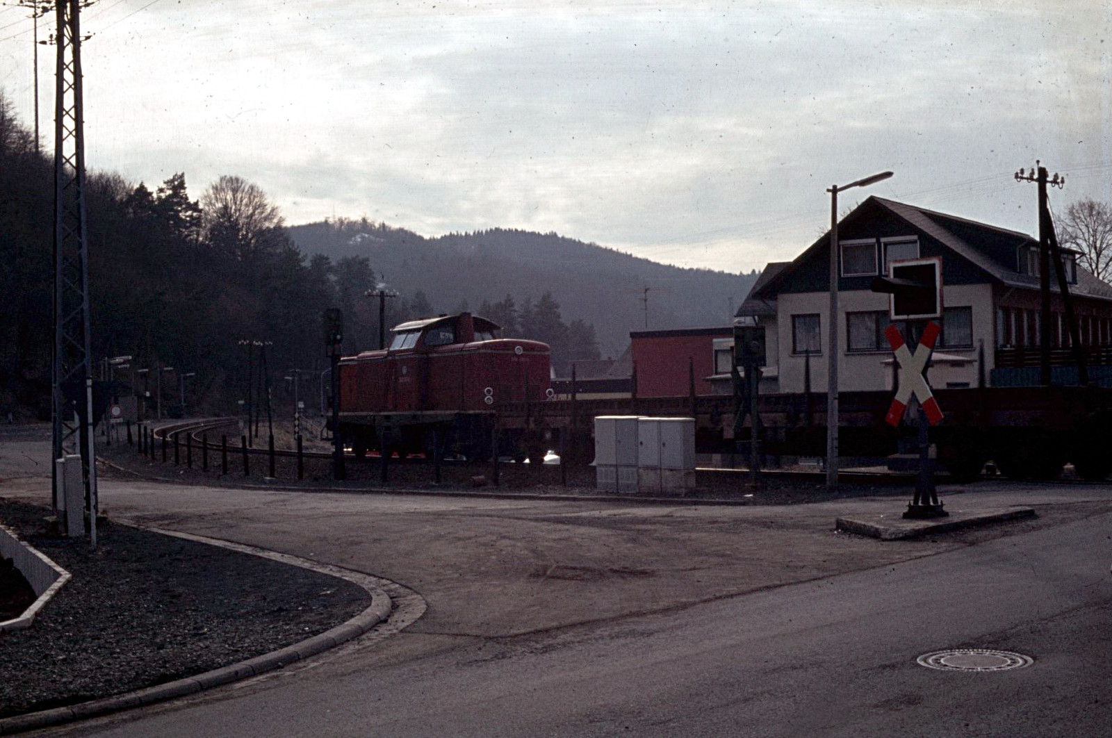 Oberscheld Bahnuebergang 213er rot